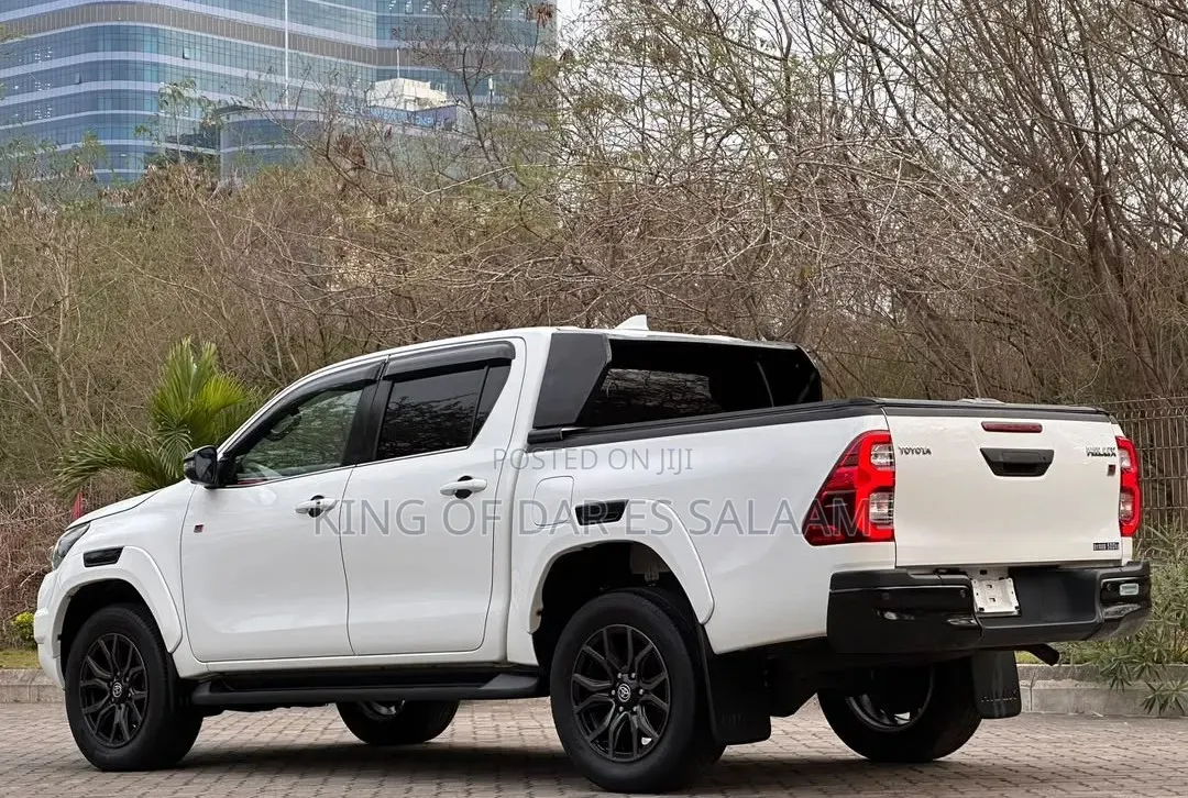 Toyota Hilux 2022 White