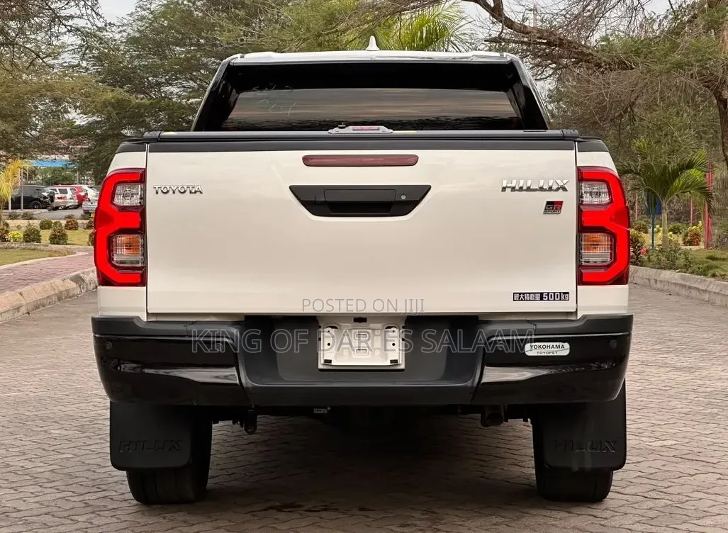 Toyota Hilux 2022 White