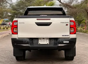 Toyota Hilux 2022 White