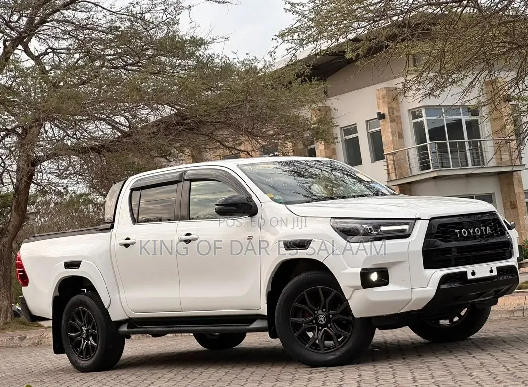 Toyota Hilux 2022 White