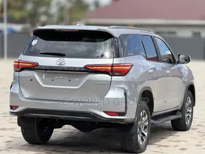 Toyota Fortuner 2.4 D AWD 2024 Silver