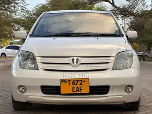Toyota IST 2004 White
