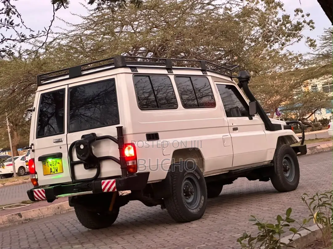 Toyota Land Cruiser 1989 White
