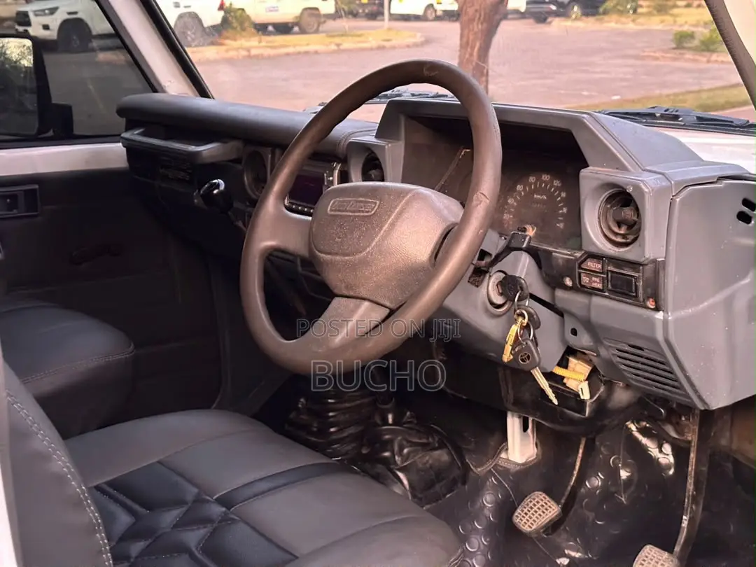 Toyota Land Cruiser 1989 White