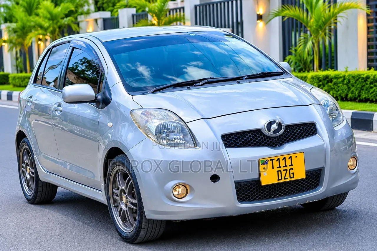 Toyota Vitz 2005 Silver