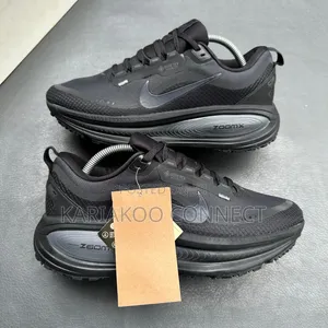 Looks Good Sneaker