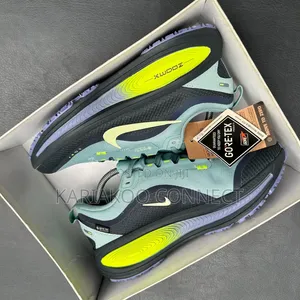Looks Good Sneaker