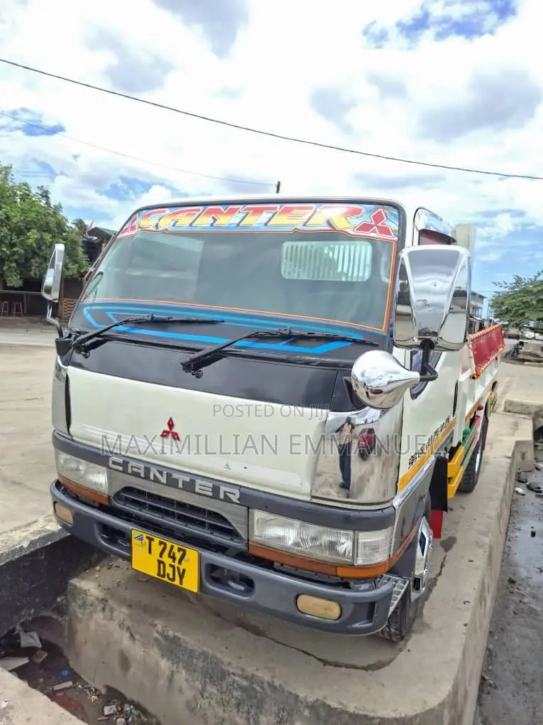 Mitsubishi Canter 2011 White