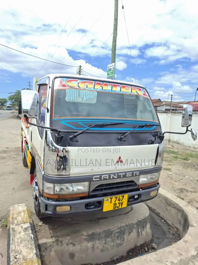 Mitsubishi Canter 2011 White