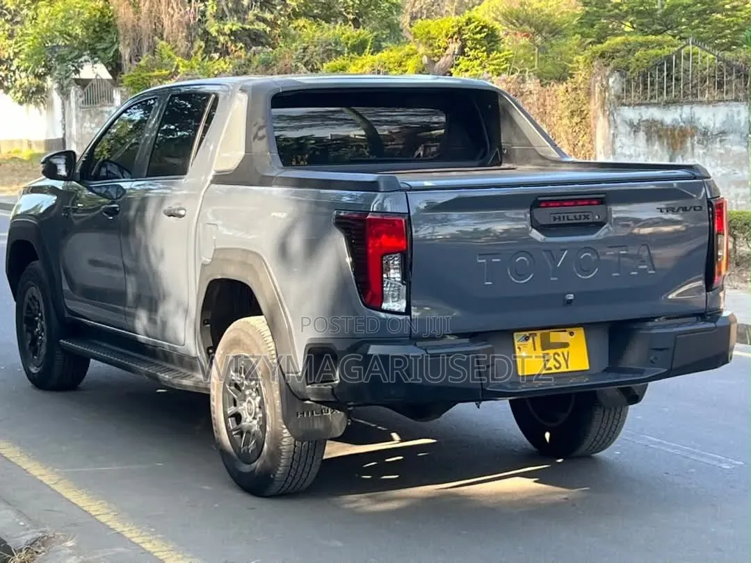 Toyota Hilux 2026 Gray