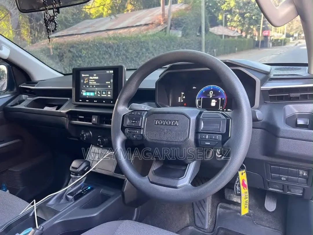 Toyota Hilux 2026 Gray