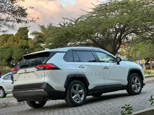Toyota RAV4 2021 White