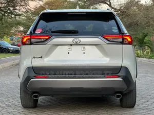 Toyota RAV4 2021 White