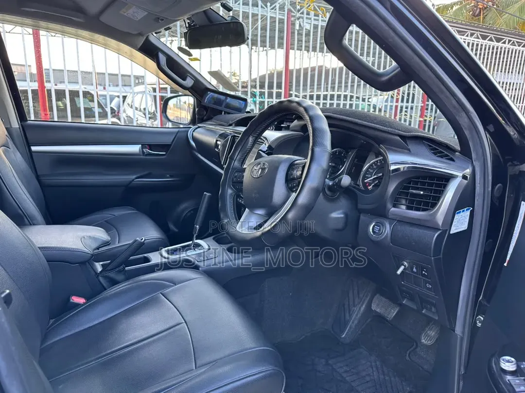 Toyota Hilux 2021 Black