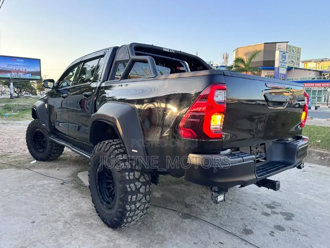 Toyota Hilux 2021 Black