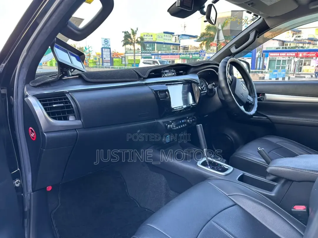 Toyota Hilux 2021 Black