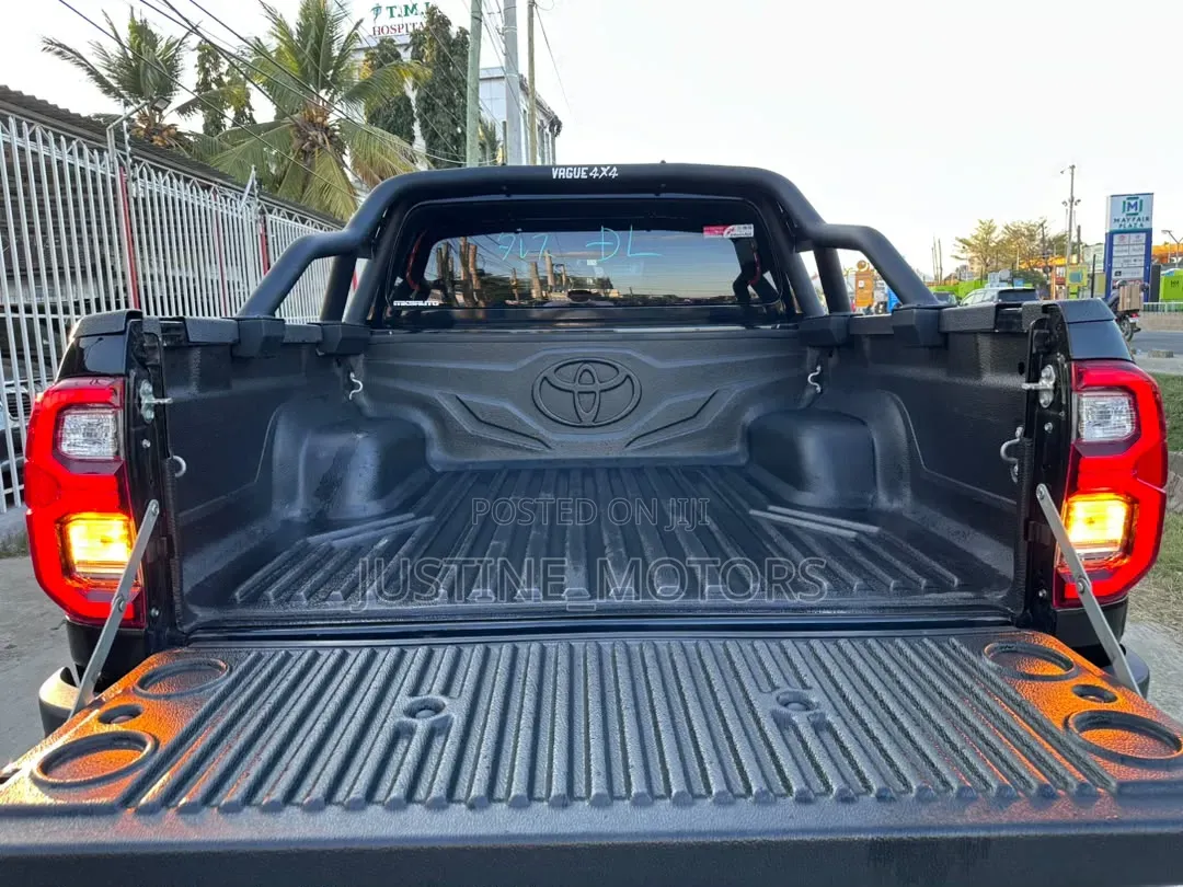 Toyota Hilux 2021 Black