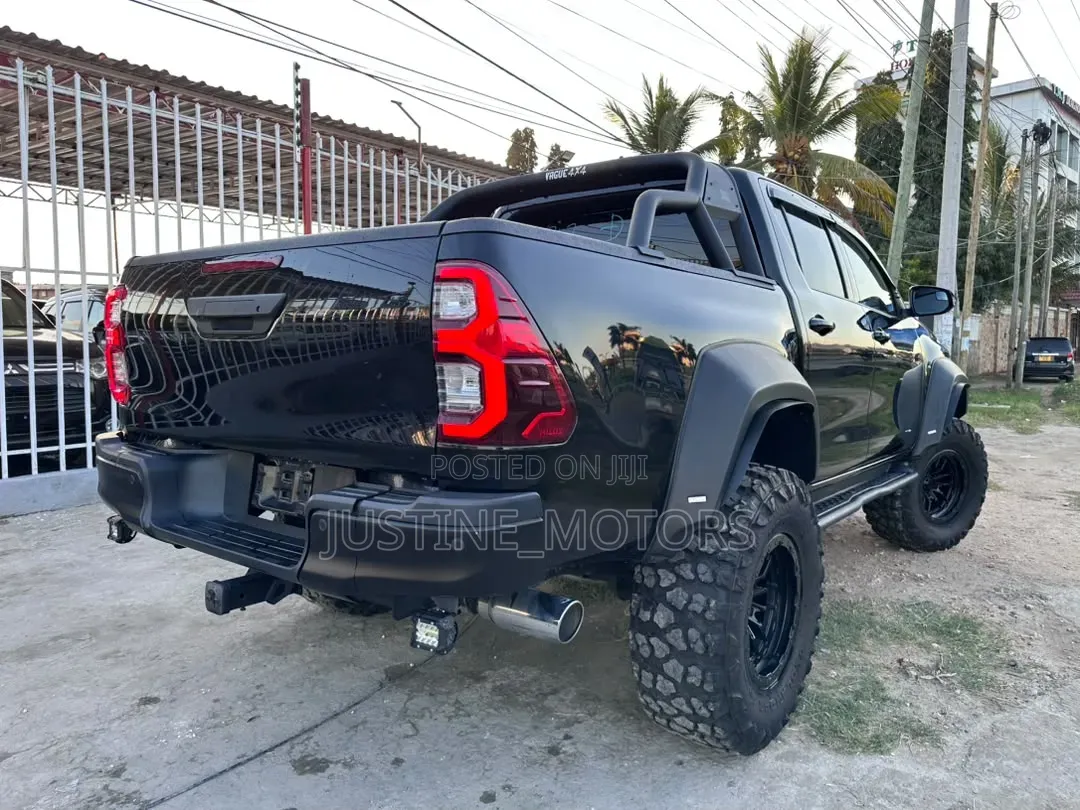 Toyota Hilux 2021 Black