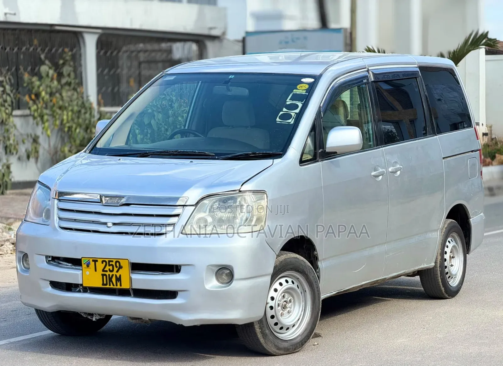 Toyota Noah 2005 Silver