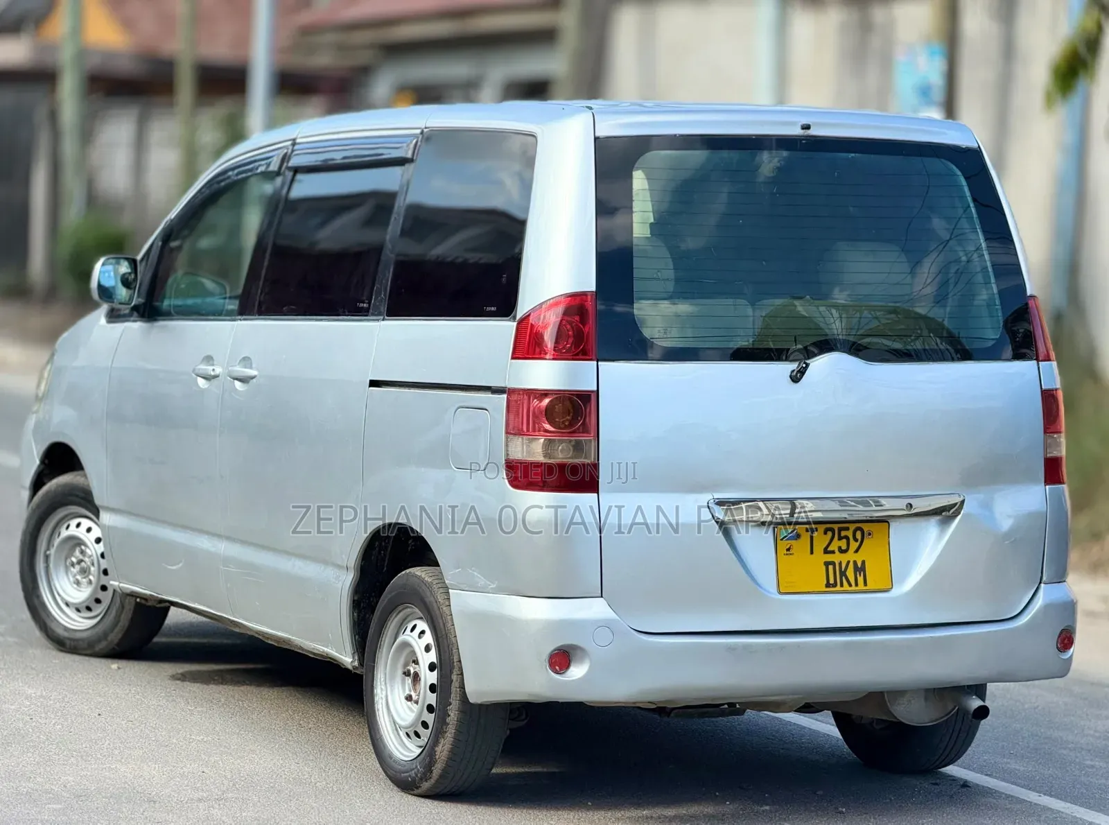 Toyota Noah 2005 Silver