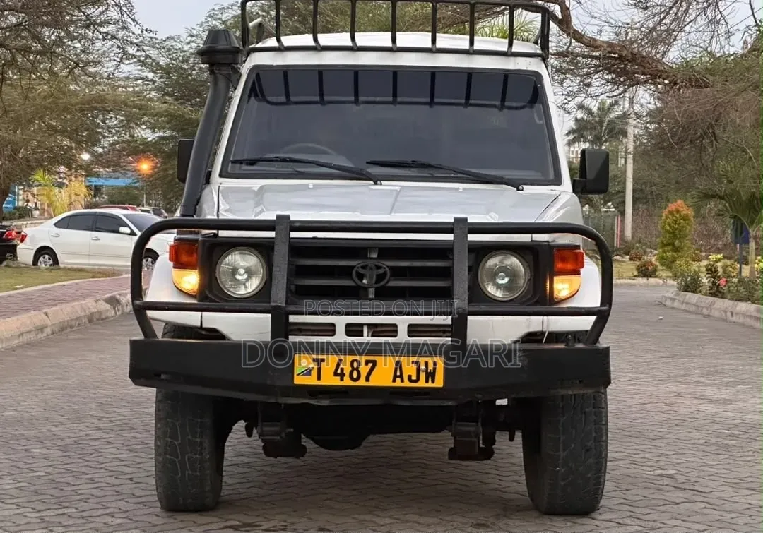 Toyota Land Cruiser 2002 White