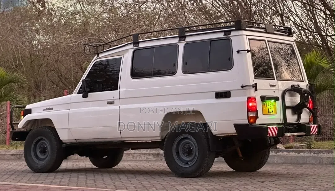 Toyota Land Cruiser 2002 White