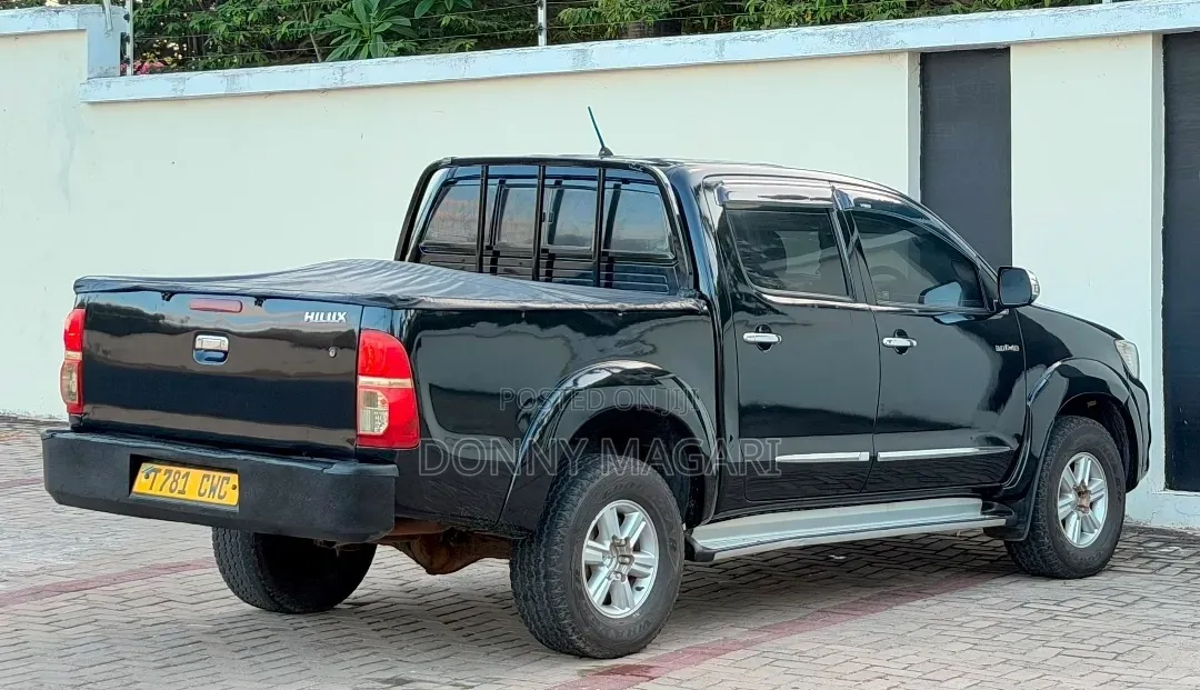 Toyota Hilux 2013 Black