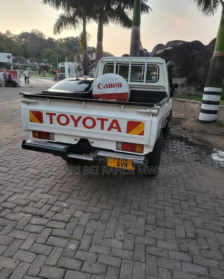 Toyota Land Cruiser 2007 White