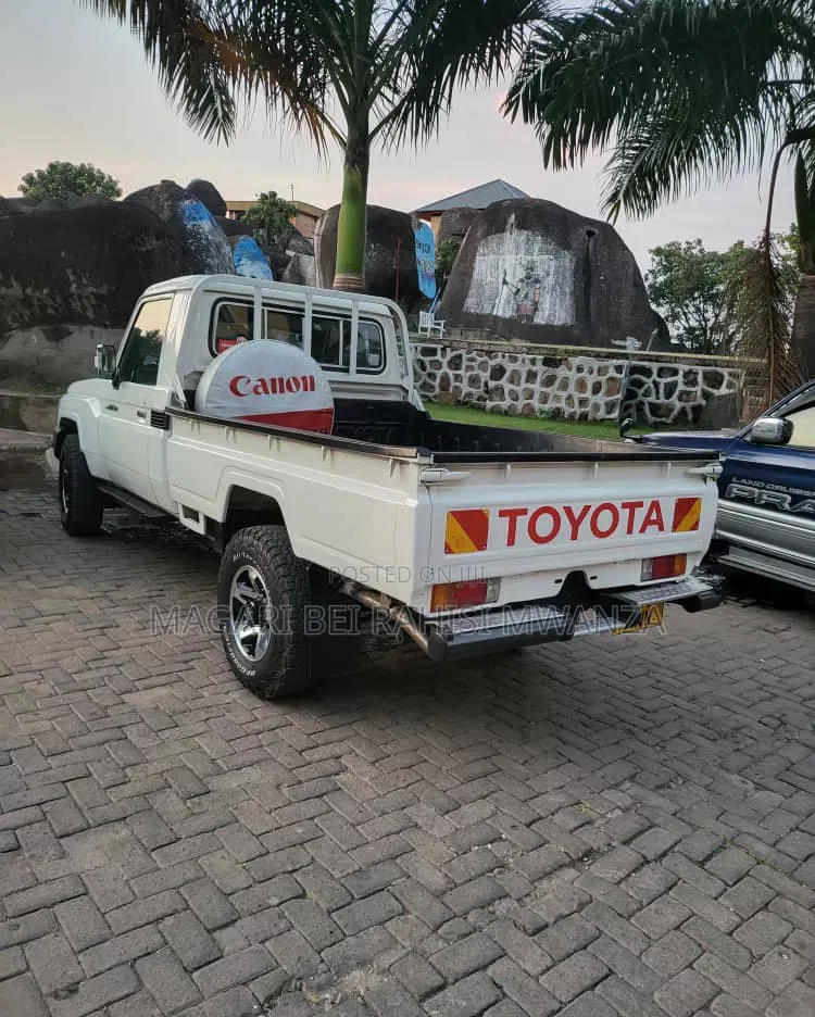 Toyota Land Cruiser 2007 White