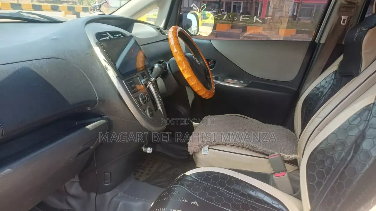 Toyota Ractis 2008 Silver