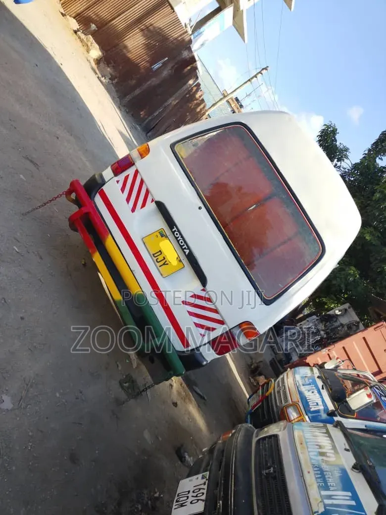 Toyota HiAce 2000 White