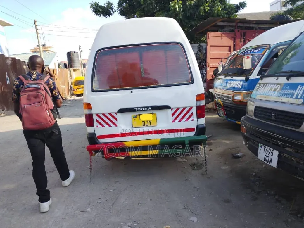 Toyota HiAce 2000 White