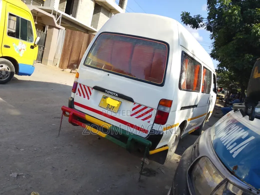 Toyota HiAce 2000 White
