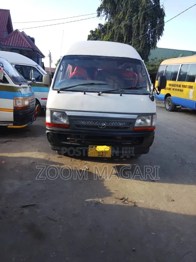 Toyota HiAce 2000 White