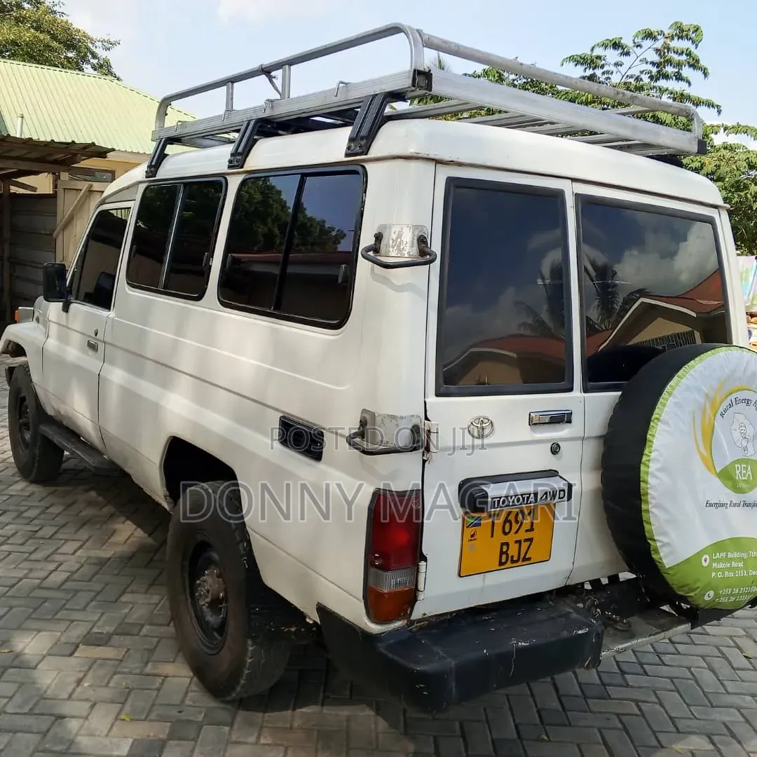 Toyota Land Cruiser 2010 White