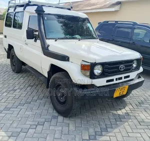 Toyota Land Cruiser 2010 White