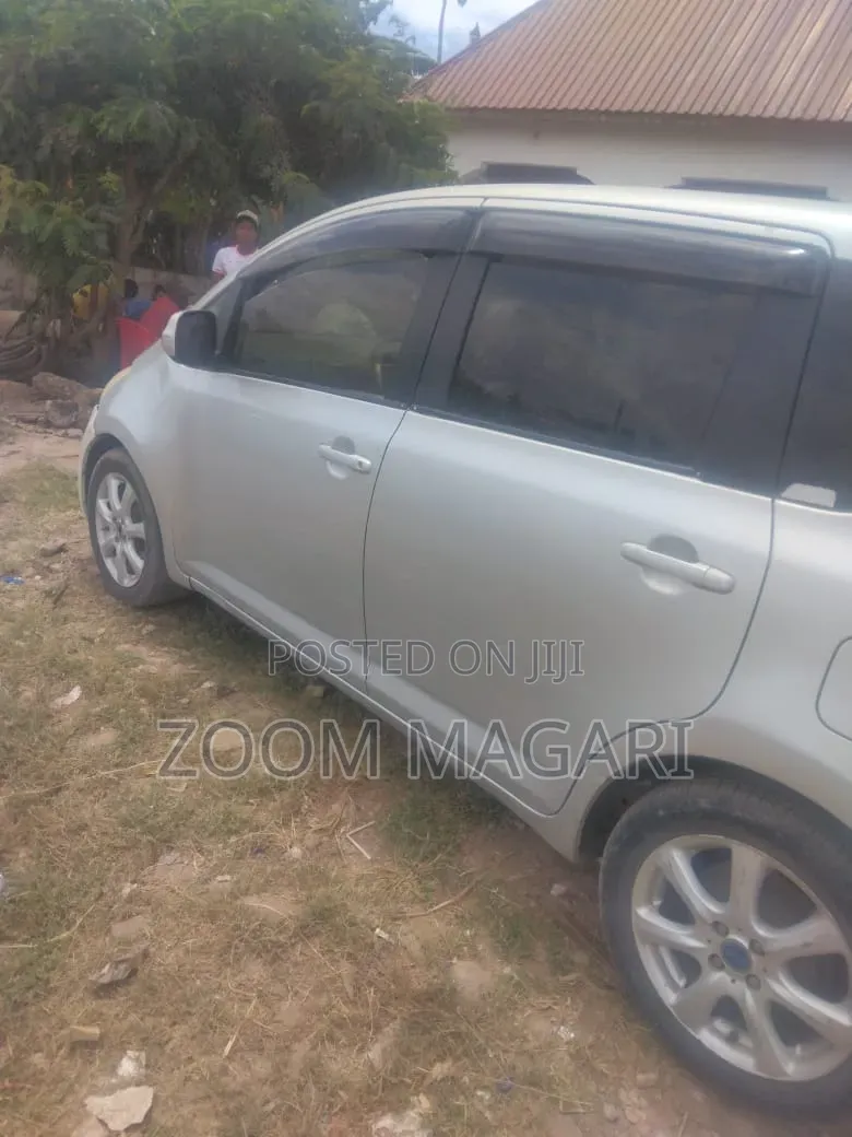Toyota Ractis 2006 Silver