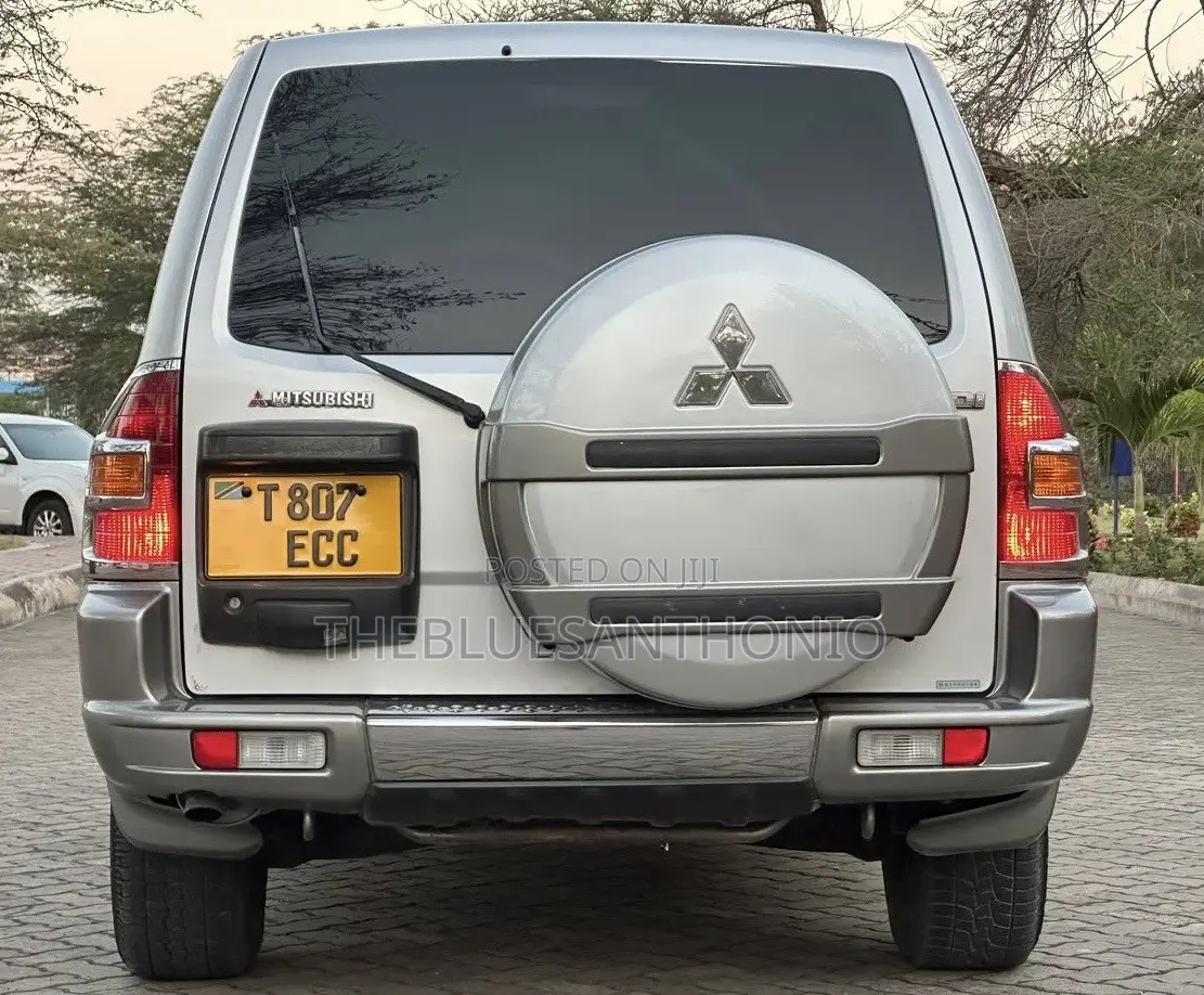 Mitsubishi Pajero 2000 Silver