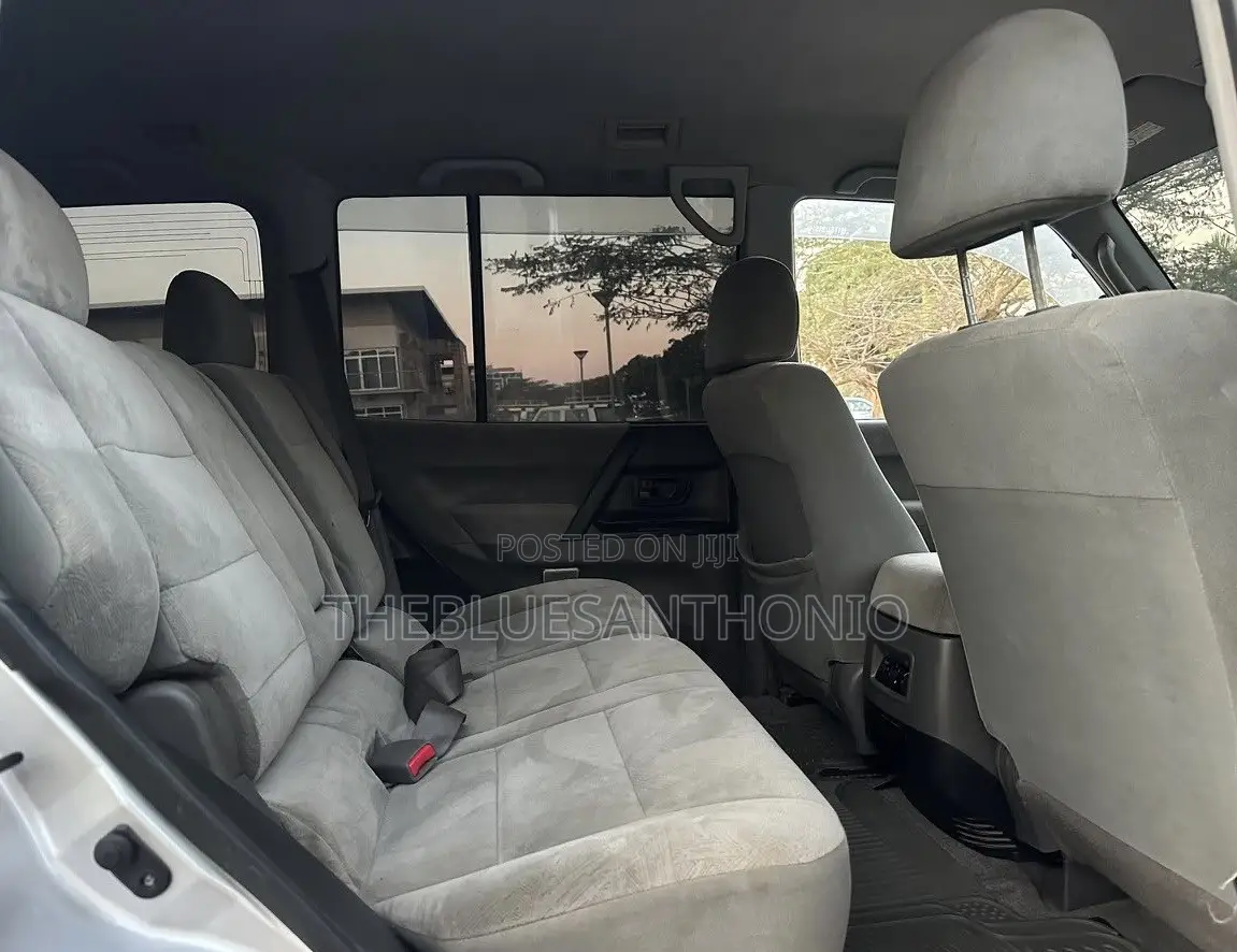 Mitsubishi Pajero 2000 Silver