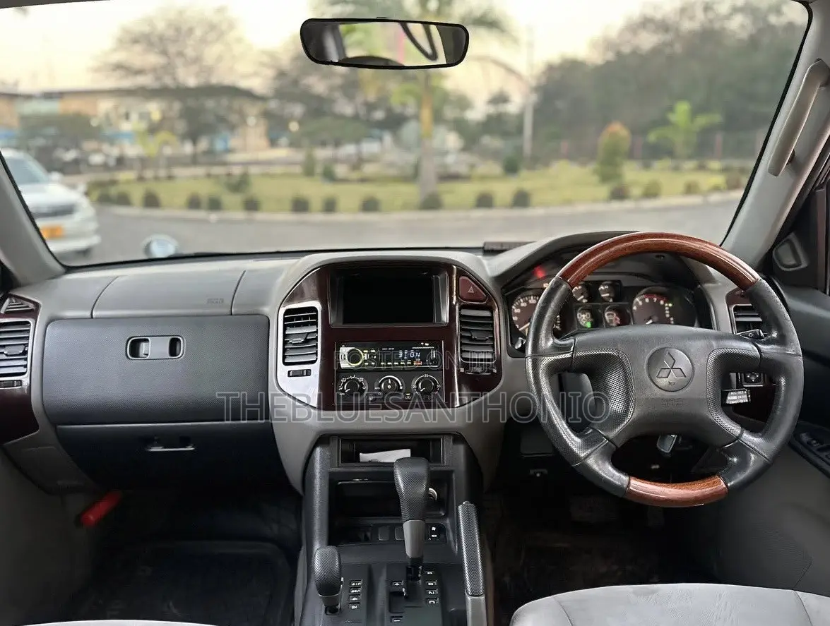 Mitsubishi Pajero 2000 Silver