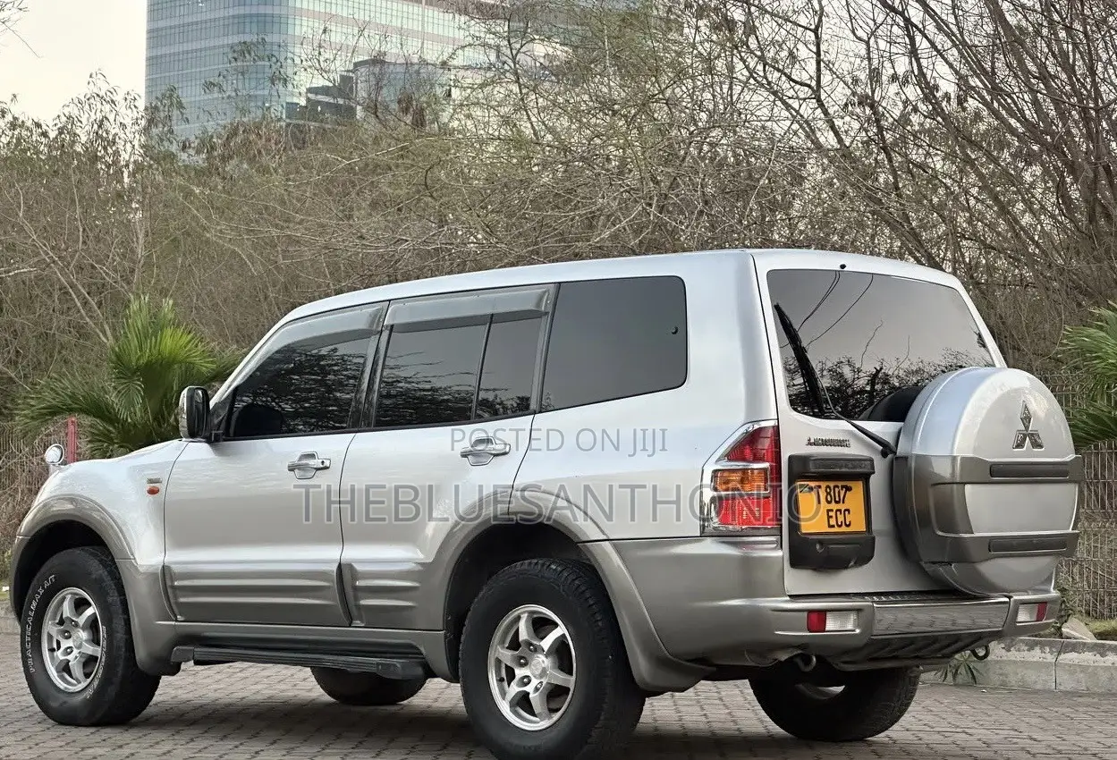 Mitsubishi Pajero 2000 Silver