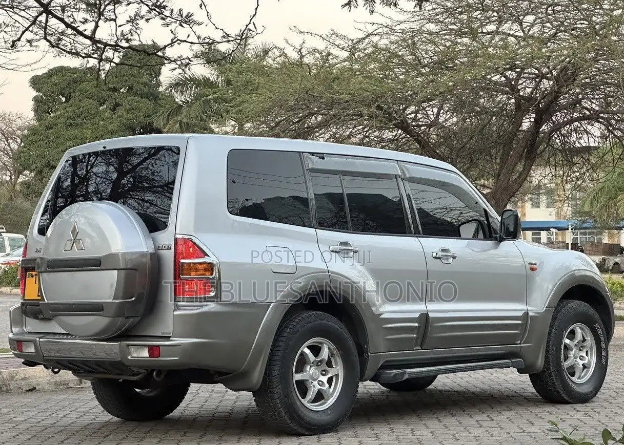 Mitsubishi Pajero 2000 Silver