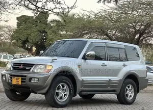 Mitsubishi Pajero 2000 Silver