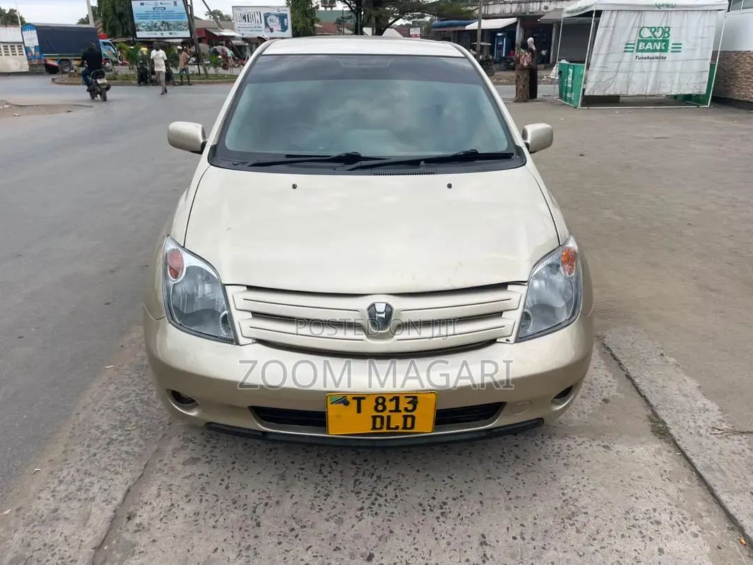 Toyota IST 2005 Gold
