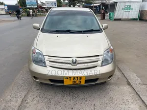 Toyota IST 2005 Gold