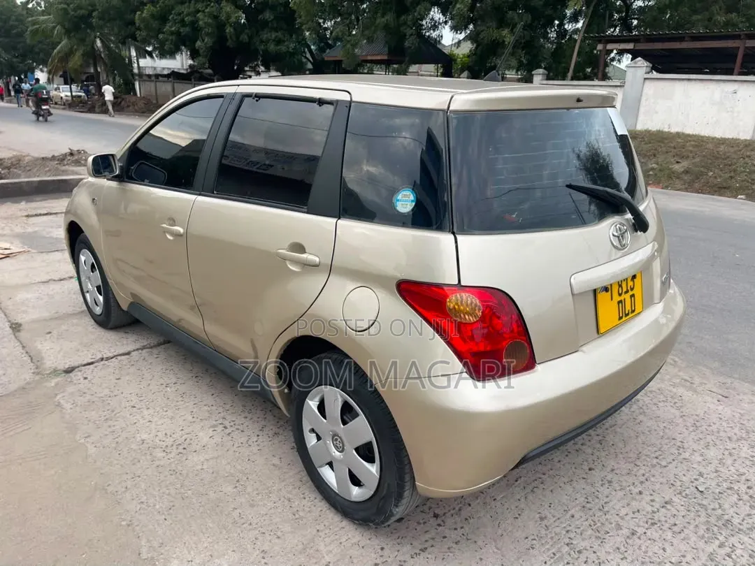 Toyota IST 2005 Gold