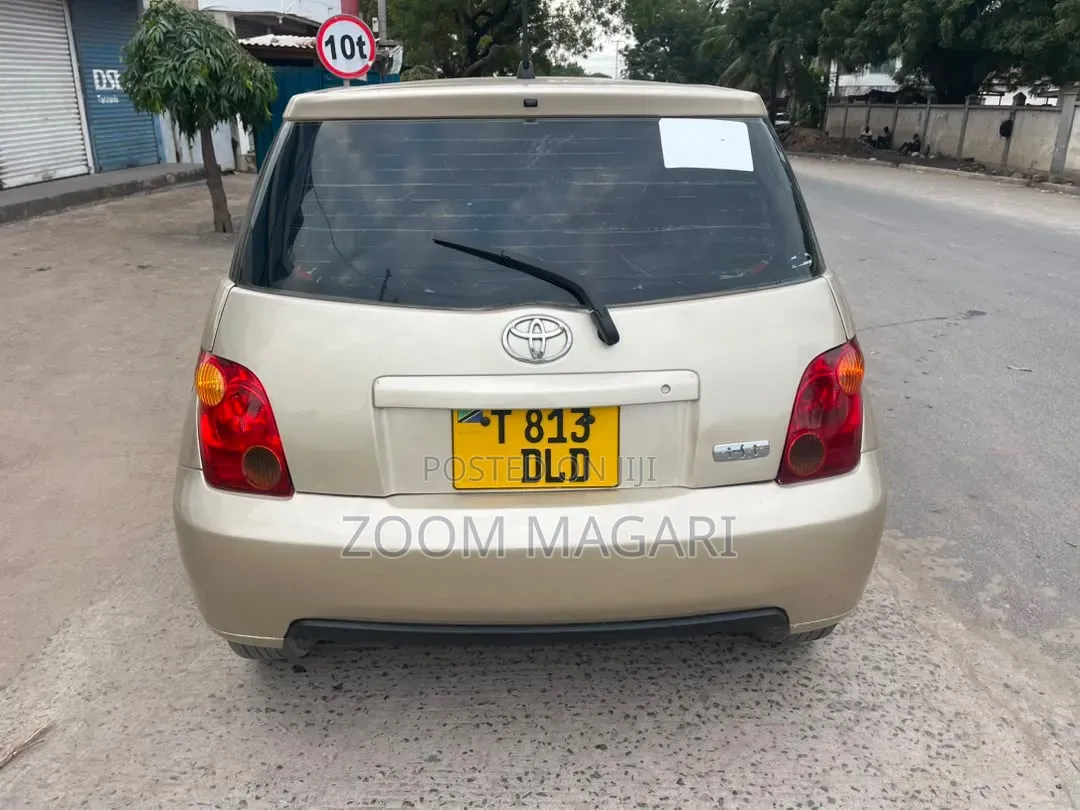 Toyota IST 2005 Gold
