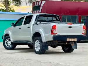 Toyota Hilux 2013 Gray
