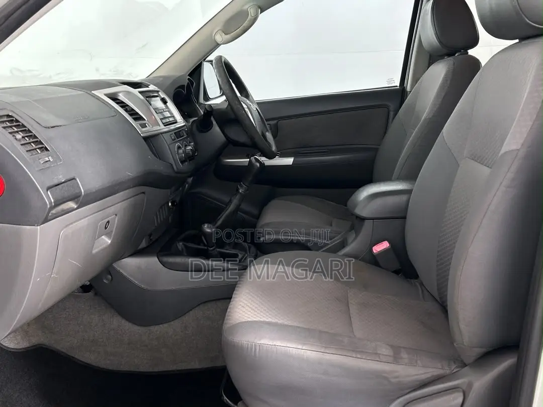Toyota Hilux 2013 Gray