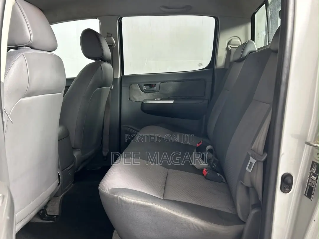 Toyota Hilux 2013 Gray